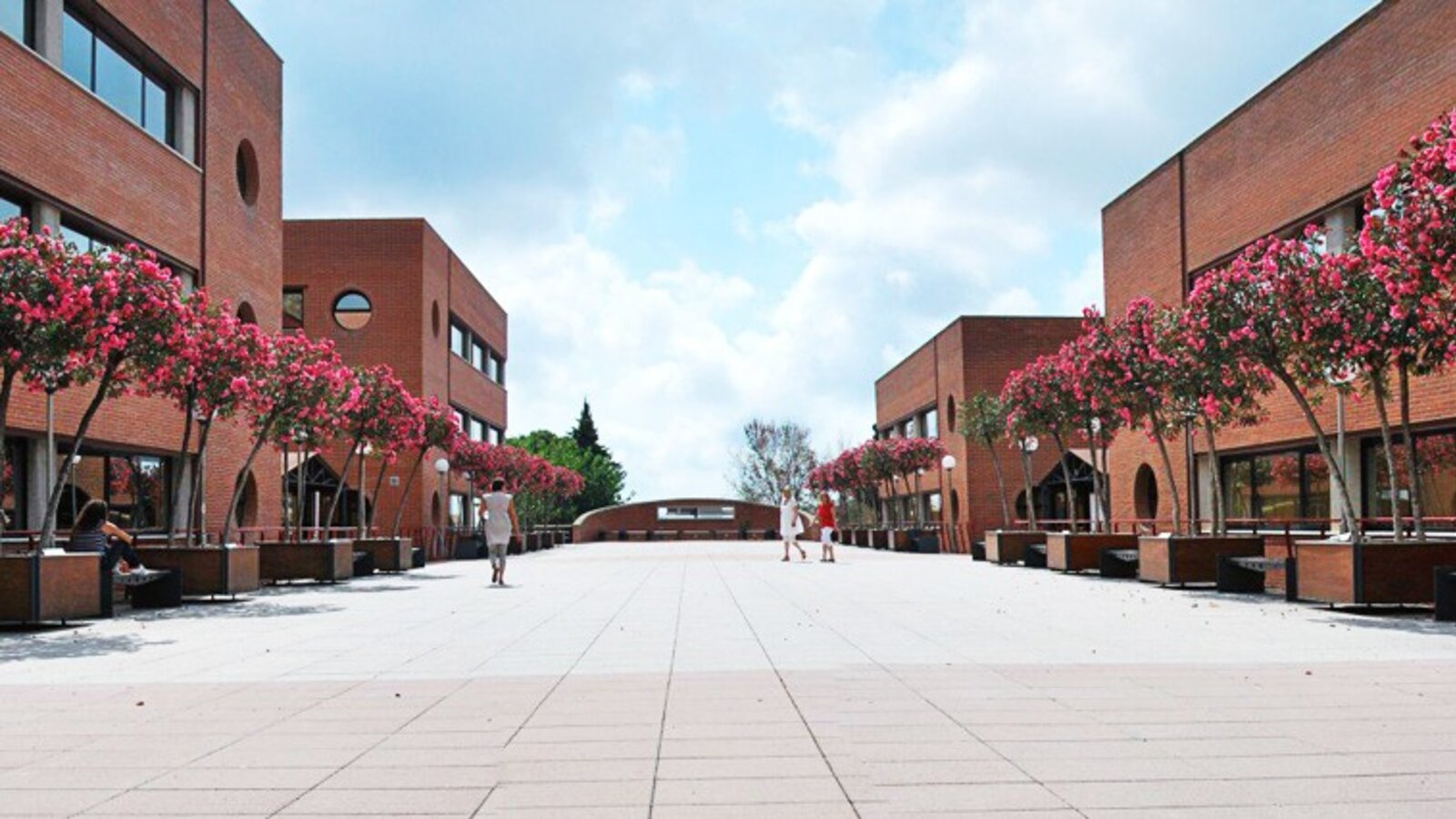 UIC Barcelona, la Universitat Internacional de Catalunya, es una institución privada sin ánimo de lucro fundada en el año 1997