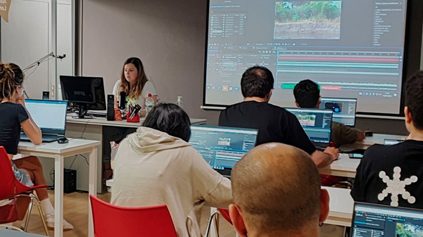 Programas educativos  especializados en temas tecnológicos como el diseño, la programación, el marketing digital, etc